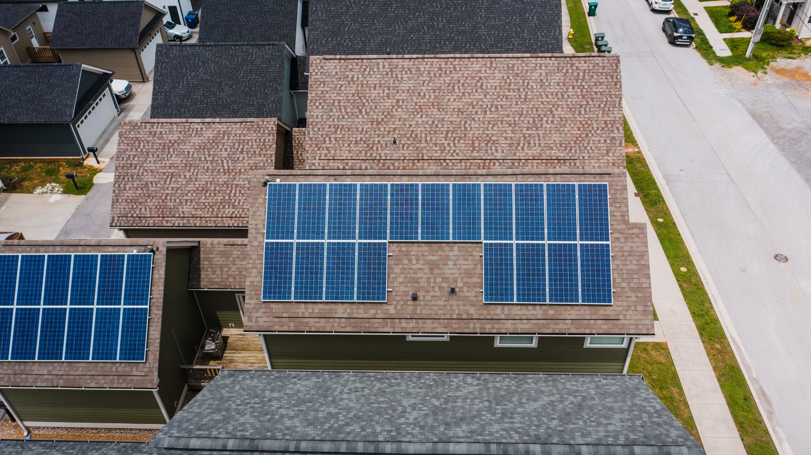 Photovoltaikmodule auf Wohnhäusern – Symbolbild