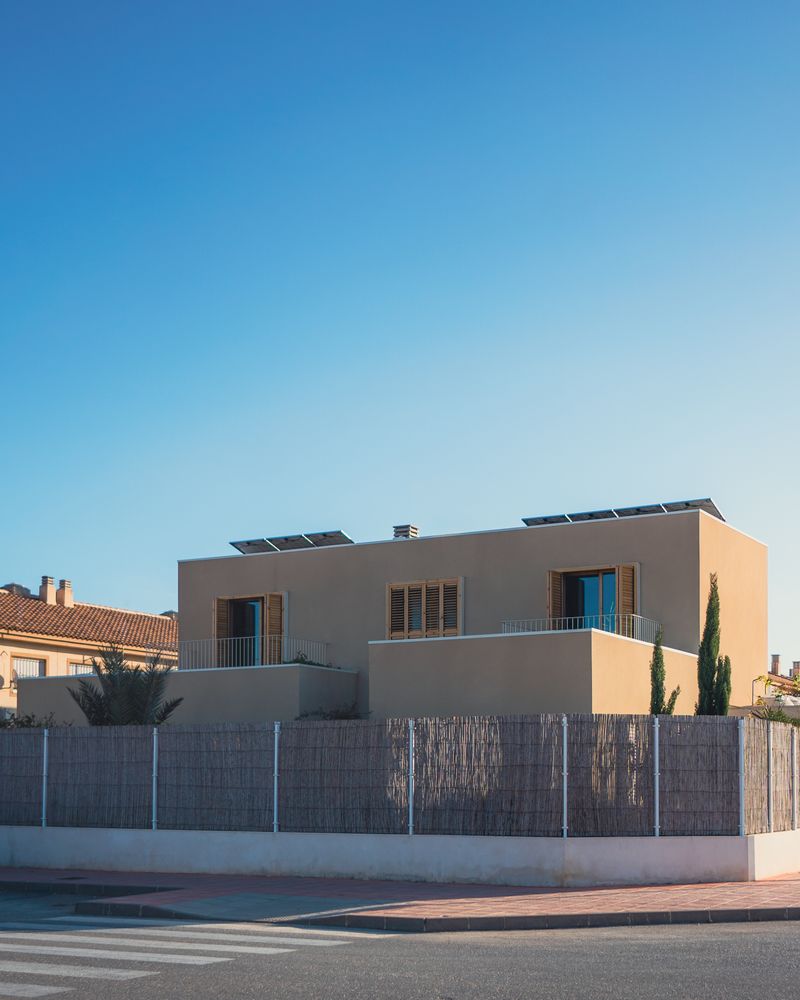 Modernes Wohnhaus mit Solarmodulen auf dem Dach – Symbolbild